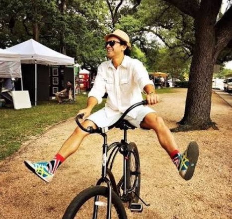 Photo of featured artist Tony Paraná